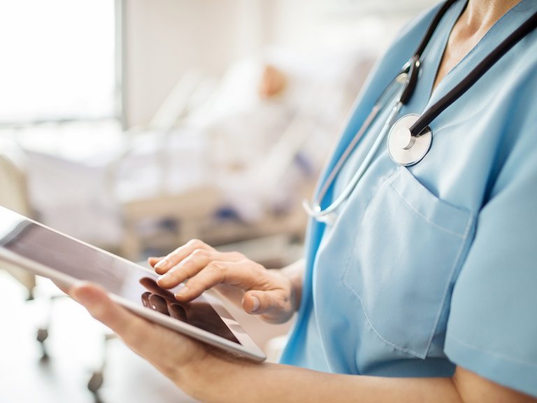 csm_nurse_holding_tablet_7fe4c4686c.jpg
