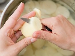 Kockázza fel és áztassa be a burgonyát és a zöldségeket főzés előtt. 